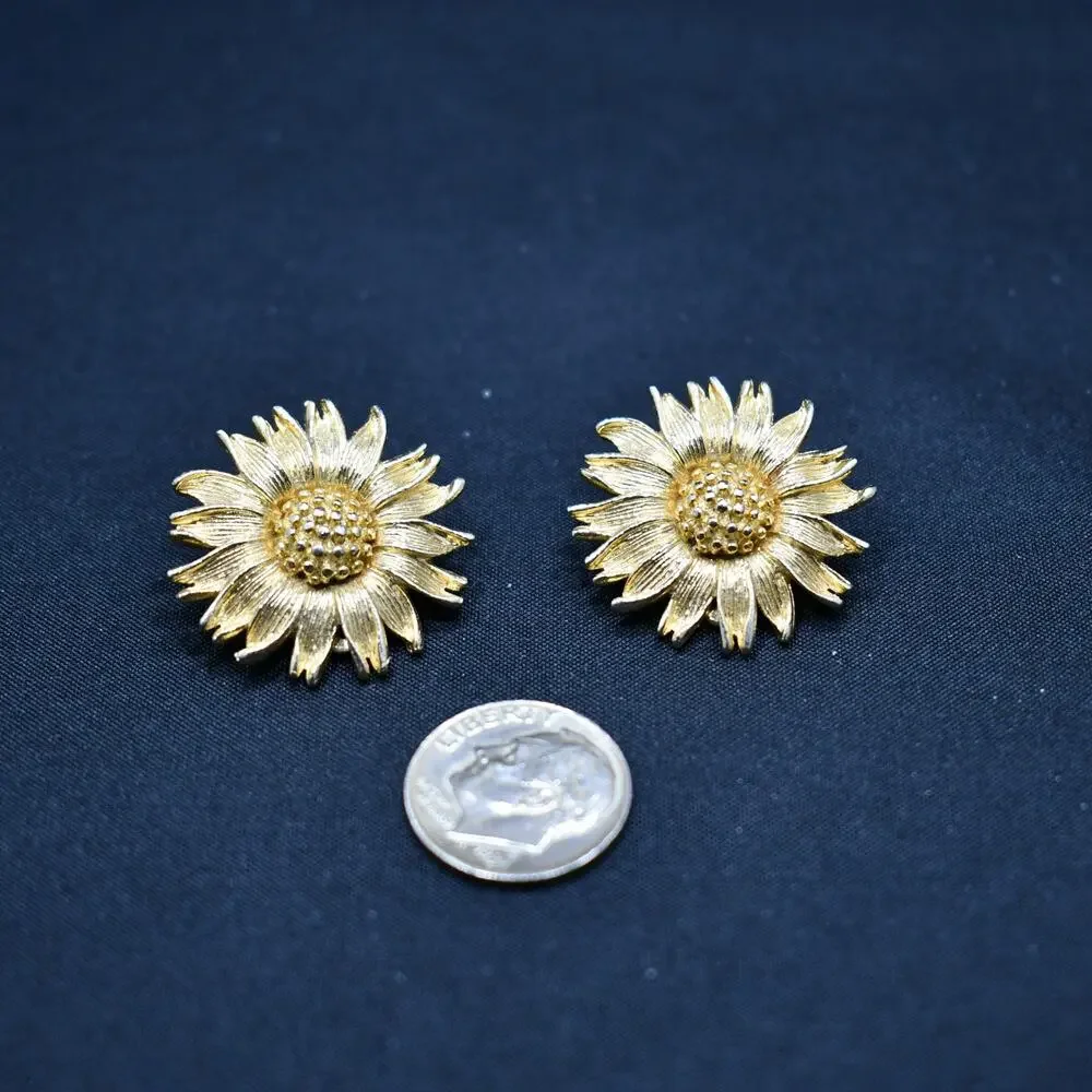 Vintage Lisner Sunflower Earrings, Gold Plated Clip Ons, 1960s Jewelry